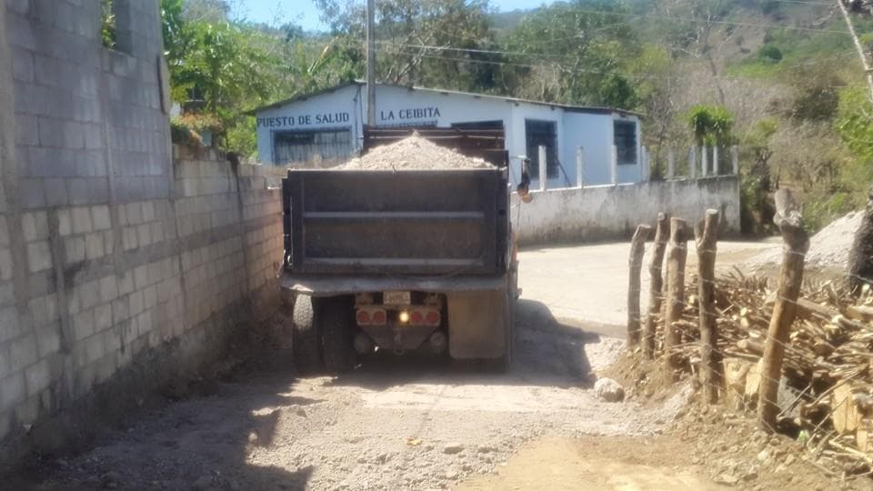Camión de volteo en comunidad La Ceibita