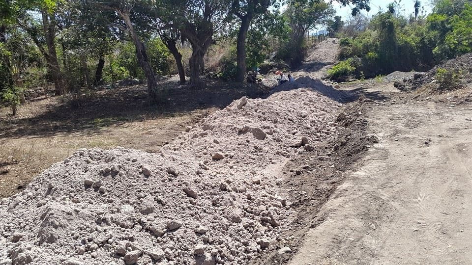 Operador con motoconformadora Mitsubishi