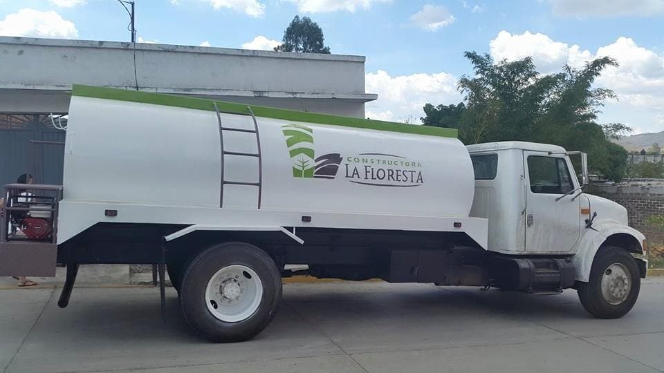 Camión cisterna de la empresa