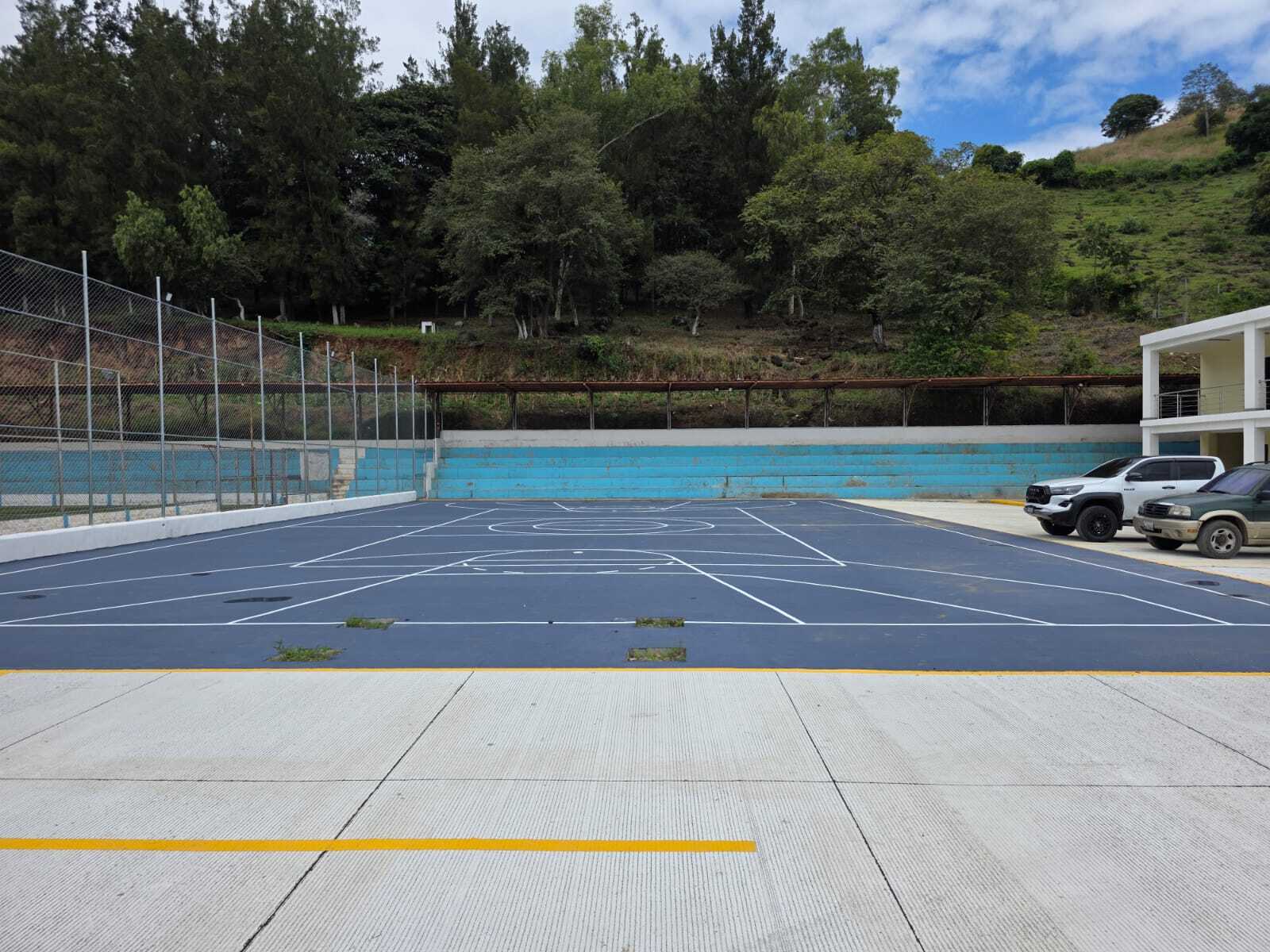 Cancha deportiva y estacionamiento